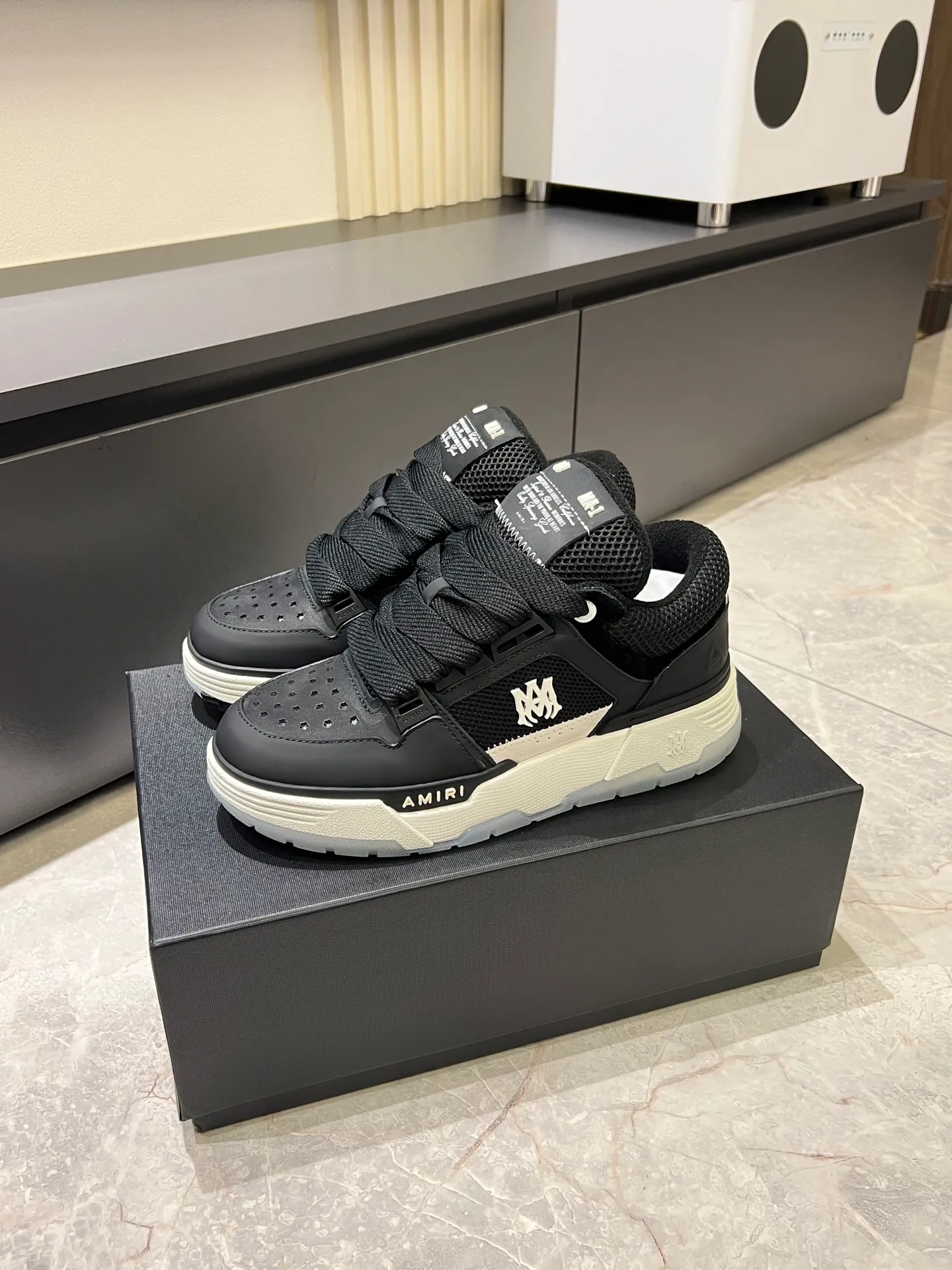 Men's shoes 💰p680 [AMIRI] 2025 spring and summer series new sneakers, new 🆕 bread shoes, bread shoes have a very special big tongue design, thickened outsole, rounded toe, oversized rubber sole and perforated star details, whoever wears them will look better! The appearance is responsible, the feet are retro and handsome! Size: 38-45